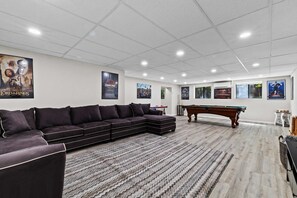 Room - Near Ski Resorts With Hot Tub Game and Movie Room (East Stroudsburg)