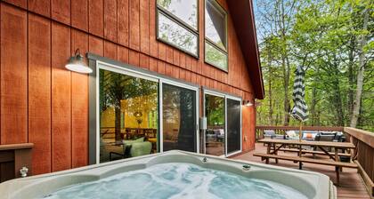 Dog-friendly Pocono Chalet w Hot Tub Indoor Pool
