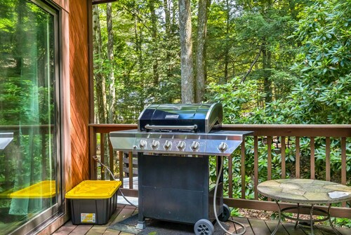 Dog Friendly Escape w Gameroom Hot Tub Fire Pit