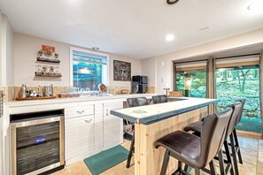 House | 5 bedrooms, Internet - Dog Friendly Escape w Gameroom Hot Tub Fire Pit (Lake Harmony)