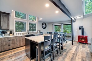 House | 5 bedrooms, Internet - Dog Friendly Escape w Gameroom Hot Tub Fire Pit (Lake Harmony)