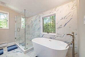 House | 5 bedrooms, Internet - Dog Friendly Escape w Gameroom Hot Tub Fire Pit (Lake Harmony)