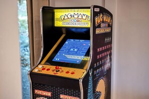 House - Dog Friendly Escape w Gameroom Hot Tub Fire Pit (Lake Harmony)