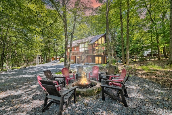 House | 5 bedrooms, Internet - Dog Friendly Escape w Gameroom Hot Tub Fire Pit (Lake Harmony)