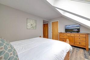 House | 5 bedrooms, Internet - Dog Friendly Escape w Gameroom Hot Tub Fire Pit (Lake Harmony)