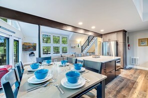 House - Dog Friendly Escape w Gameroom Hot Tub Fire Pit (Lake Harmony)