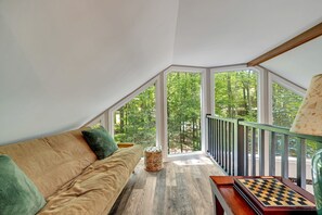 House | 5 bedrooms, Internet - Dog Friendly Escape w Gameroom Hot Tub Fire Pit (Lake Harmony)