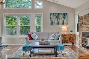 House | 3 bedrooms, Internet - Slopeside Lounge Gameroom Lakes Pools Dogs Welcome (Bushkill)