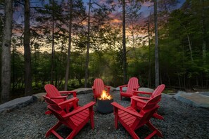 House - Luxe Lakefront 10min2jfbb w Beach Gameroom Firepit (Blakeslee)