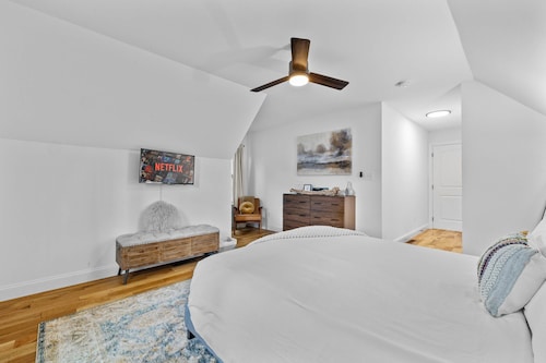 Luxe Lakefront 10min2jfbb w Beach Gameroom Firepit