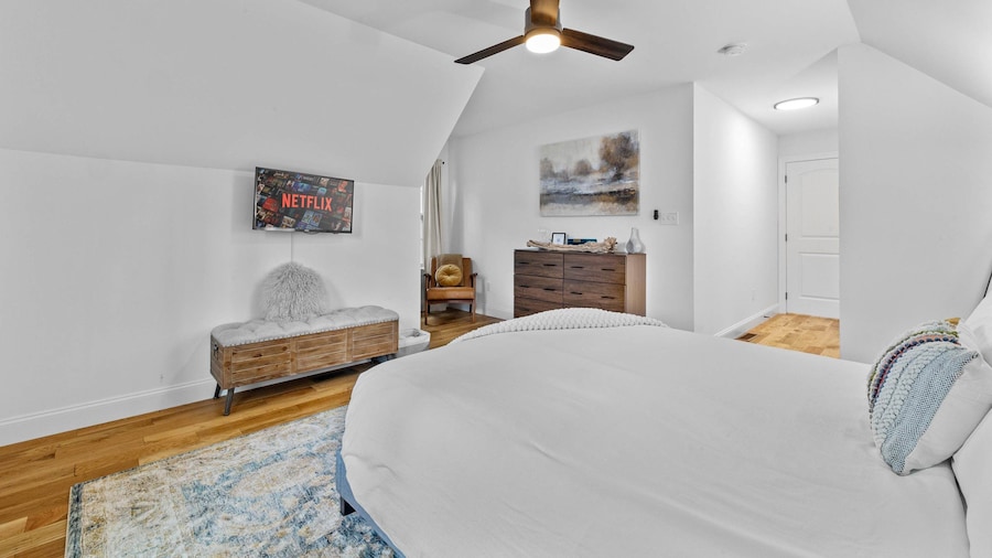 Luxe Lakefront 10min2jfbb w Beach Gameroom Firepit