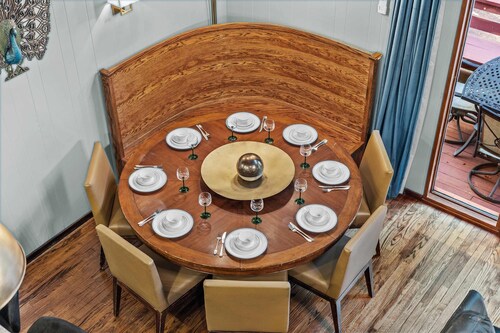 Poconos Speakeasy Hot Tub Dog-friendly Near Ski