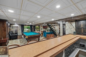 House | 5 bedrooms, Internet - Poconos Speakeasy Hot Tub Dog-friendly Near Ski (Lake Harmony)