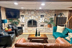 House | 5 bedrooms, Internet - Poconos Speakeasy Hot Tub Dog-friendly Near Ski (Lake Harmony)