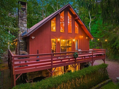 Poconos Speakeasy Hot Tub Dog-friendly Near Ski