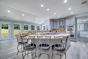 House | 5 bedrooms, Internet - Luxe Pocono Getaway Theater Hot Tub Game Room (East Stroudsburg)