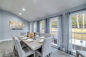 House | 5 bedrooms, Internet - Luxe Pocono Getaway Theater Hot Tub Game Room (East Stroudsburg)