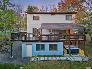 House - Streamside Hot Tub Dog Friendly Resort Access (Pocono Lake)