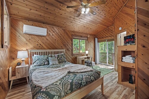 Lakefront Escape w Hot Tub Sauna Game Room