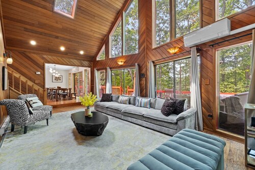 Lakefront Escape w Hot Tub Sauna Game Room
