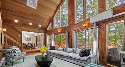 Lakefront Escape w Hot Tub Sauna Game Room