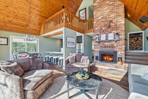 House - Views of Blue Mountain Near App Trail Game Room (Palmerton)