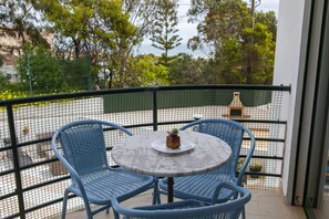 Outdoor dining - B09 - Beach Street Apartment in Lagos (Lagos)