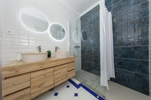 Shower, hair dryer, towels - B09 - Beach Street Apartment in Lagos (Lagos)