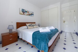 Free WiFi, bed sheets - B09 - Beach Street Apartment in Lagos (Lagos)