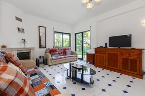 TV - B09 - Beach Street Apartment in Lagos (Lagos)