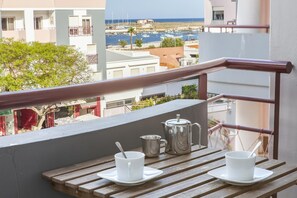 Outdoor dining - B40 - Levante 2 Bedroom Apartment in Lagos (Lagos)