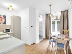 Fridge, microwave, oven, stovetop - Trendy Apartment in Centrum 2 (Bratislava - Old Town)