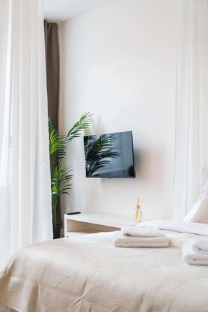Tabla de planchar con plancha, wifi y ropa de cama 