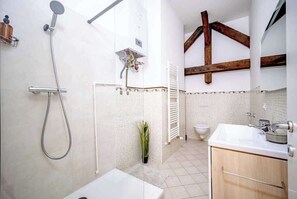 تجهيزات دش، مجففات شعر، مناشف، شامبو
