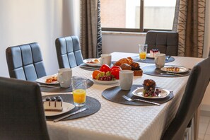 Dining - B98 - Rio a Vista Praia da Rocha Apartment (Portimão)