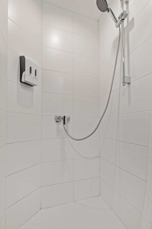 Dusche, Haartrockner, Handtücher, Shampoo