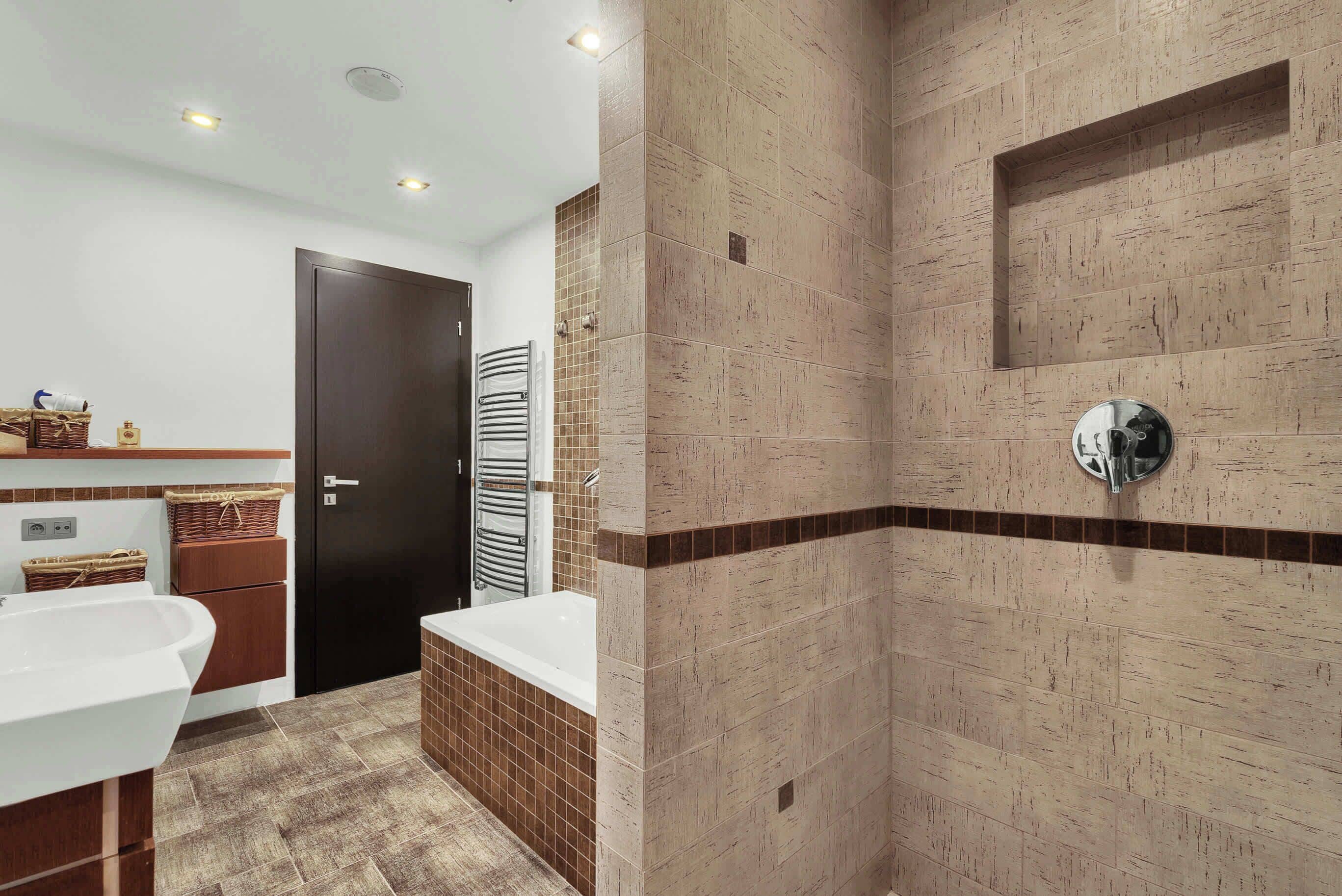 Douche, séchoir à cheveux, serviettes fournies, shampooing
