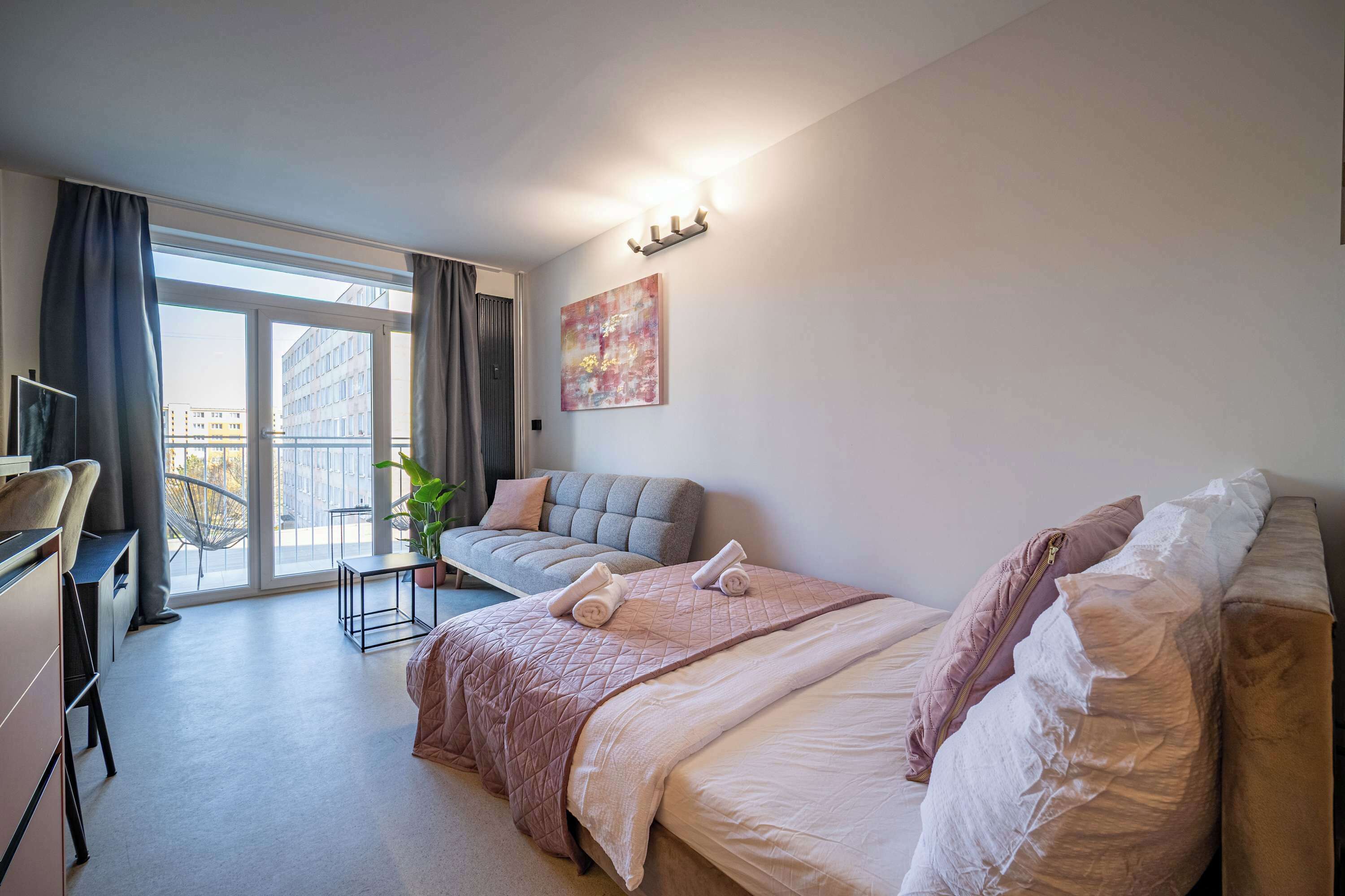 Iron/ironing board, WiFi, bed sheets