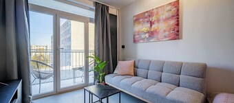 Cozy Hideaway Studio with Balcony