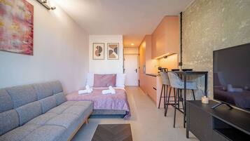 Iron/ironing board, WiFi, bed sheets