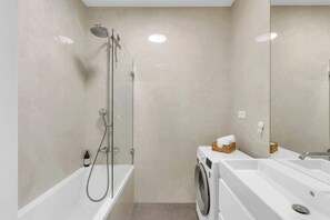 Shower, hair dryer, towels, shampoo - Quiet Central Apartment on Dunajská - Up to 6 Guests (Bratislava - Old Town)