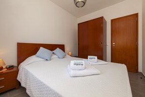 Free WiFi, bed sheets - A44 - Casa Crisogno Street in Lagos (Lagos)