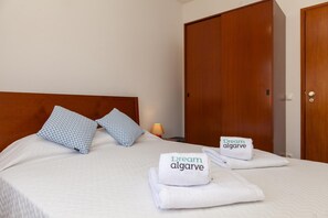 Free WiFi, bed sheets - A44 - Casa Crisogno Street in Lagos (Lagos)