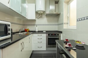 Fridge, microwave, oven, stovetop - A44 - Casa Crisogno Street in Lagos (Lagos)