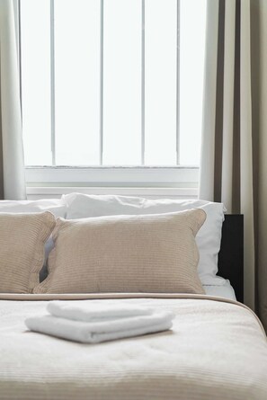 Tabla de planchar con plancha, wifi, ropa de cama