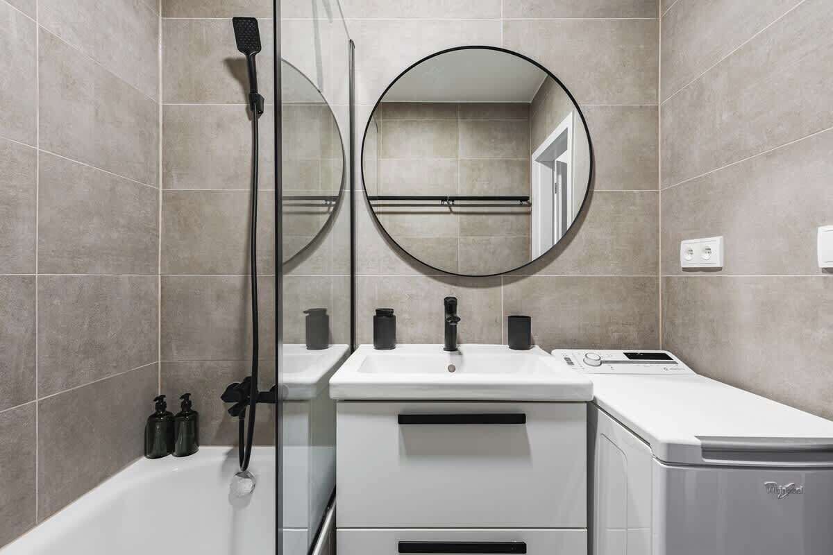 Douche, sèche-cheveux, serviettes fournies, shampoing