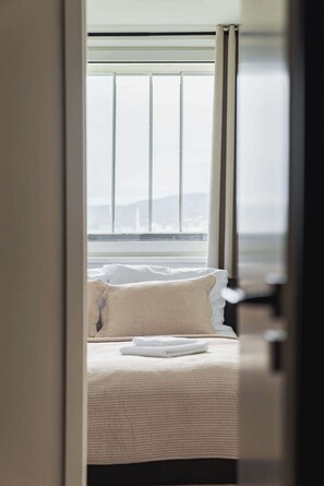 Tabla de planchar con plancha, wifi y ropa de cama 