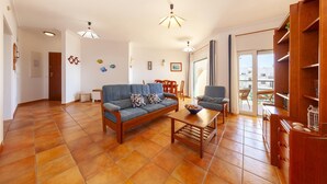 Ein Wohnzimmer mit einer Couch, einem Couchtisch und einem Bücherregal.