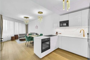 Fridge, microwave, oven, stovetop - Skypark's Modern Suite (Bratislava - Old Town)