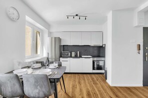 Frigorífico, microondas, horno y placa de cocina